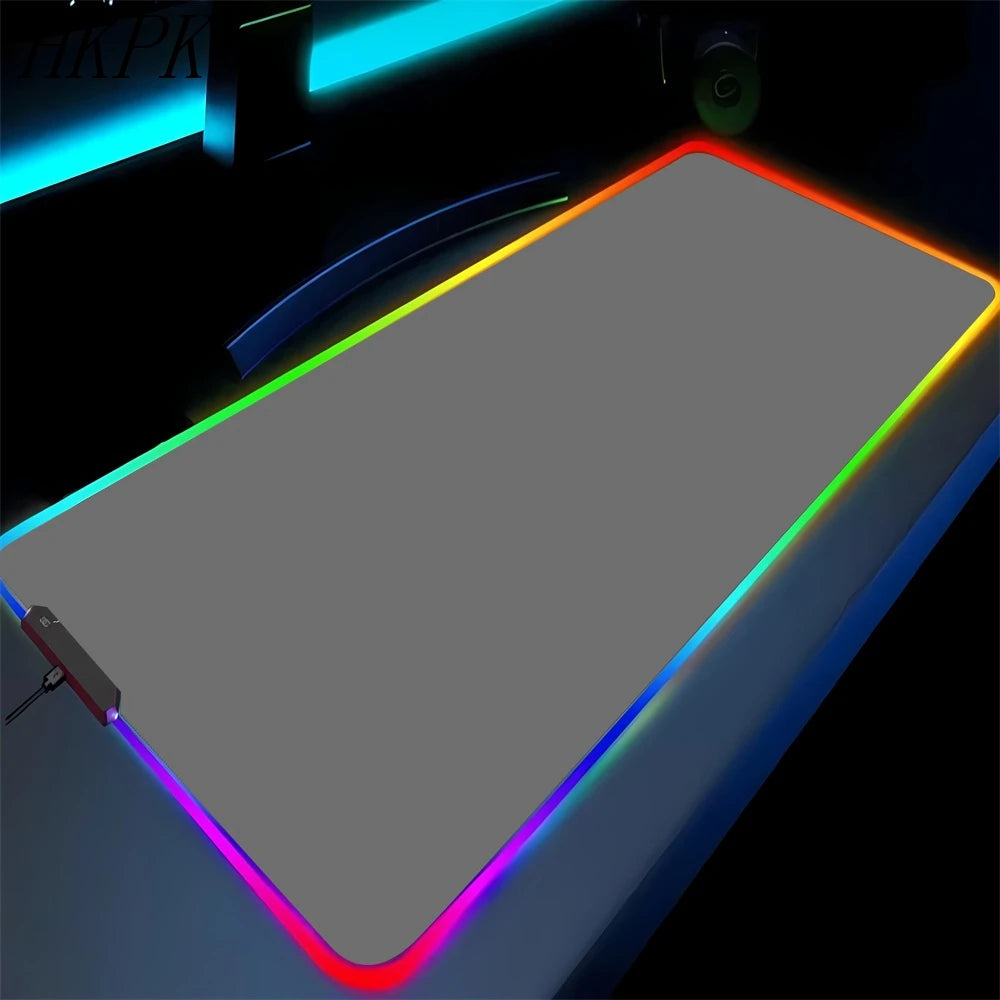 Tapis de souris gaming RGB noir pur antidérapant pour PC et portable, grand tapis pour clavier, tapis de bureau en caoutchouc avec LED pour jeux ou usage bureau.