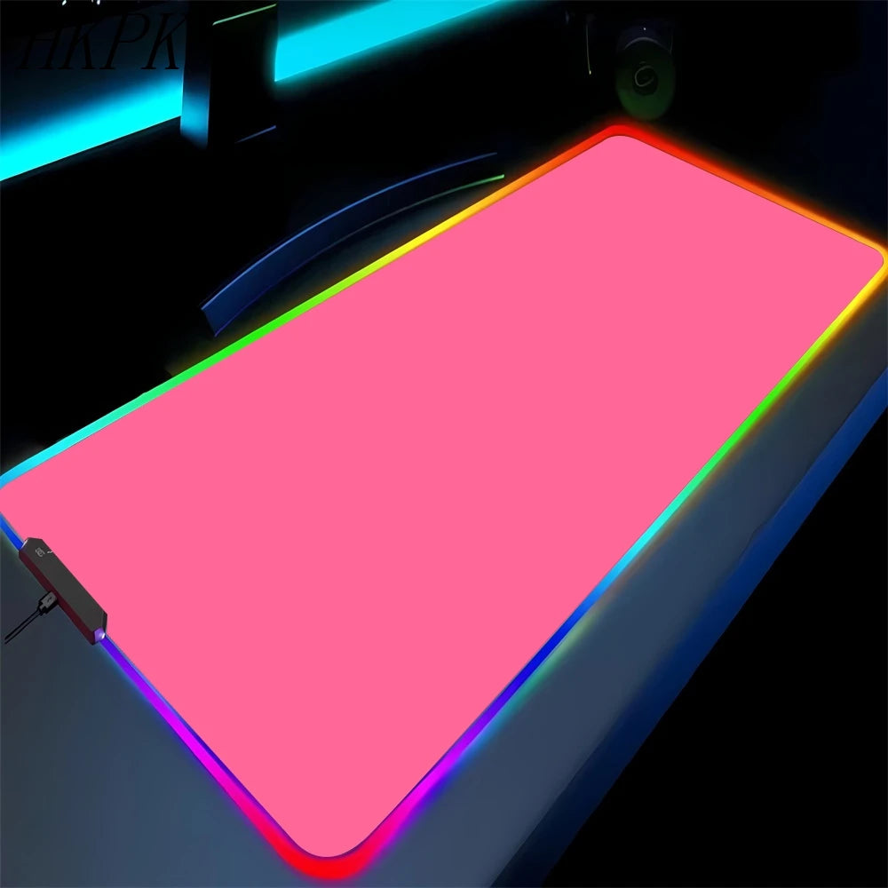 Tapis de souris gaming RGB noir pur antidérapant pour PC et portable, grand tapis pour clavier, tapis de bureau en caoutchouc avec LED pour jeux ou usage bureau.