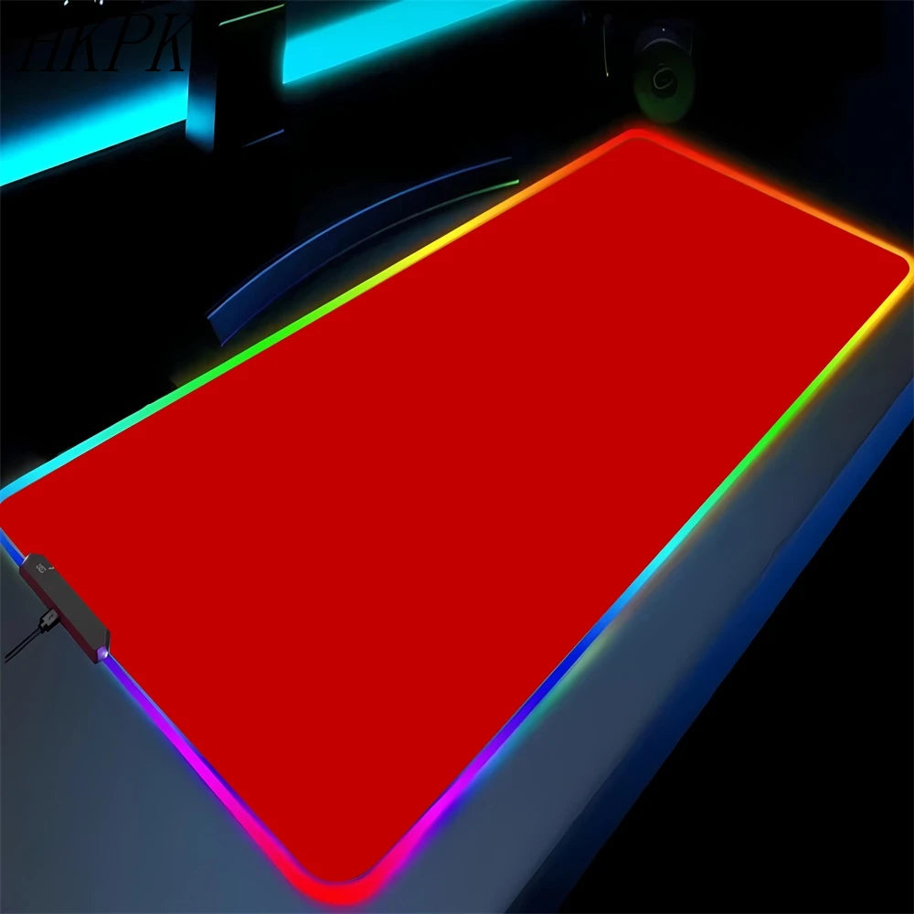 Tapis de souris gaming RGB noir pur antidérapant pour PC et portable, grand tapis pour clavier, tapis de bureau en caoutchouc avec LED pour jeux ou usage bureau.