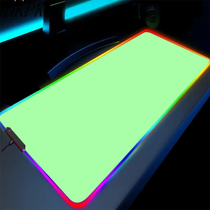 Tapis de souris gaming RGB noir pur antidérapant pour PC et portable, grand tapis pour clavier, tapis de bureau en caoutchouc avec LED pour jeux ou usage bureau.