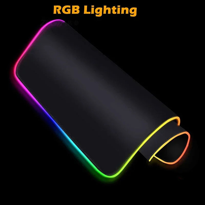 Tapis de souris gaming RGB noir pur antidérapant pour PC et portable, grand tapis pour clavier, tapis de bureau en caoutchouc avec LED pour jeux ou usage bureau.