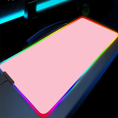 Tapis de souris gaming RGB noir pur antidérapant pour PC et portable, grand tapis pour clavier, tapis de bureau en caoutchouc avec LED pour jeux ou usage bureau.