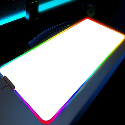 Tapis de souris gaming RGB noir pur antidérapant pour PC et portable, grand tapis pour clavier, tapis de bureau en caoutchouc avec LED pour jeux ou usage bureau.