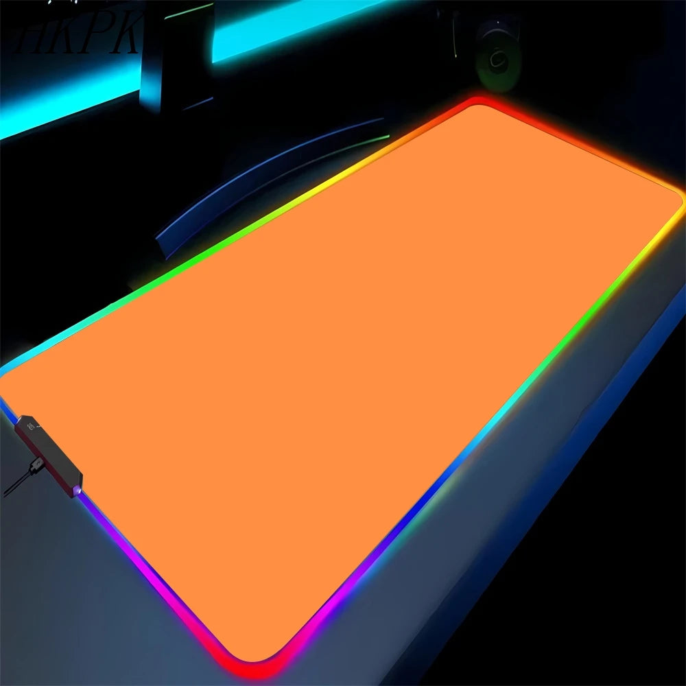 Tapis de souris gaming RGB noir pur antidérapant pour PC et portable, grand tapis pour clavier, tapis de bureau en caoutchouc avec LED pour jeux ou usage bureau.