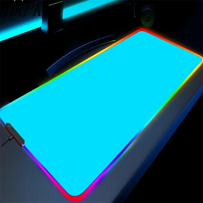 Tapis de souris gaming RGB noir pur antidérapant pour PC et portable, grand tapis pour clavier, tapis de bureau en caoutchouc avec LED pour jeux ou usage bureau.