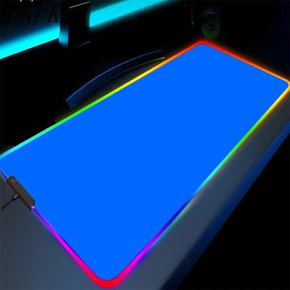 Tapis de souris gaming RGB noir pur antidérapant pour PC et portable, grand tapis pour clavier, tapis de bureau en caoutchouc avec LED pour jeux ou usage bureau.