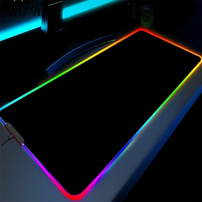 Tapis de souris gaming RGB noir pur antidérapant pour PC et portable, grand tapis pour clavier, tapis de bureau en caoutchouc avec LED pour jeux ou usage bureau.