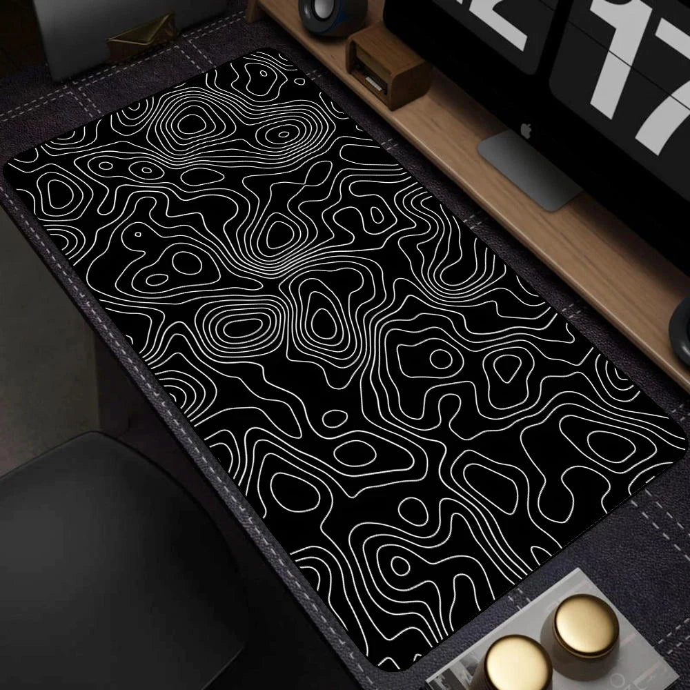 Tapis de souris artistique 900x400 — noir et blanc, grand tapis de bureau XXL, protège-bureau pour ordinateur portable ou PC, surface effet liquide Strata.