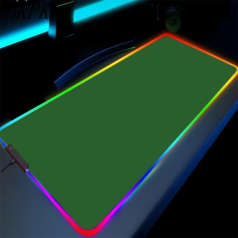 Tapis de souris gaming RGB noir pur antidérapant pour PC et portable, grand tapis pour clavier, tapis de bureau en caoutchouc avec LED pour jeux ou usage bureau.