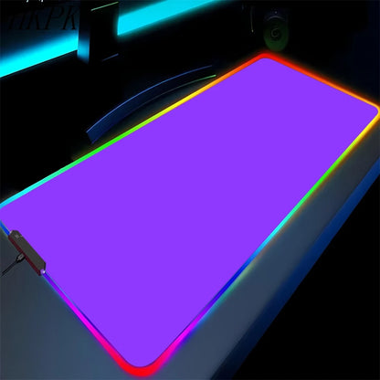 Tapis de souris gaming RGB noir pur antidérapant pour PC et portable, grand tapis pour clavier, tapis de bureau en caoutchouc avec LED pour jeux ou usage bureau.