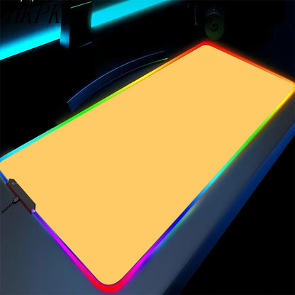 Tapis de souris gaming RGB noir pur antidérapant pour PC et portable, grand tapis pour clavier, tapis de bureau en caoutchouc avec LED pour jeux ou usage bureau.