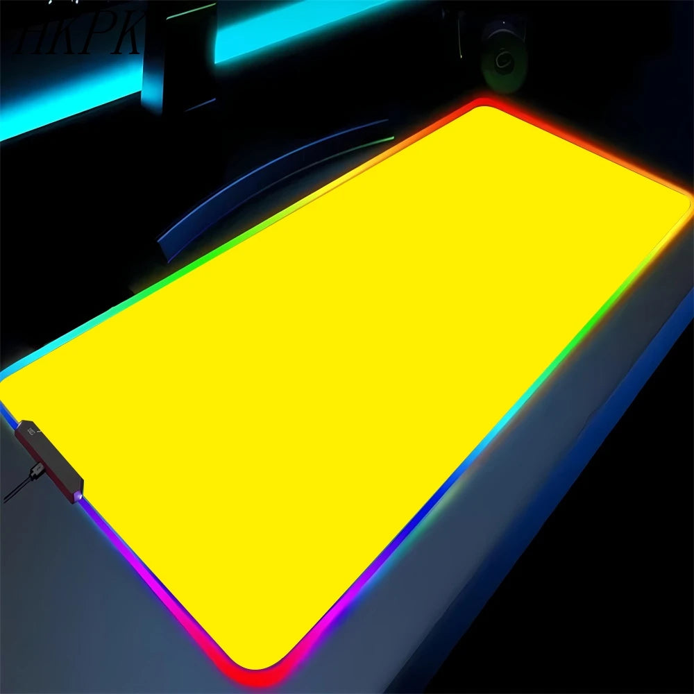 Tapis de souris gaming RGB noir pur antidérapant pour PC et portable, grand tapis pour clavier, tapis de bureau en caoutchouc avec LED pour jeux ou usage bureau.