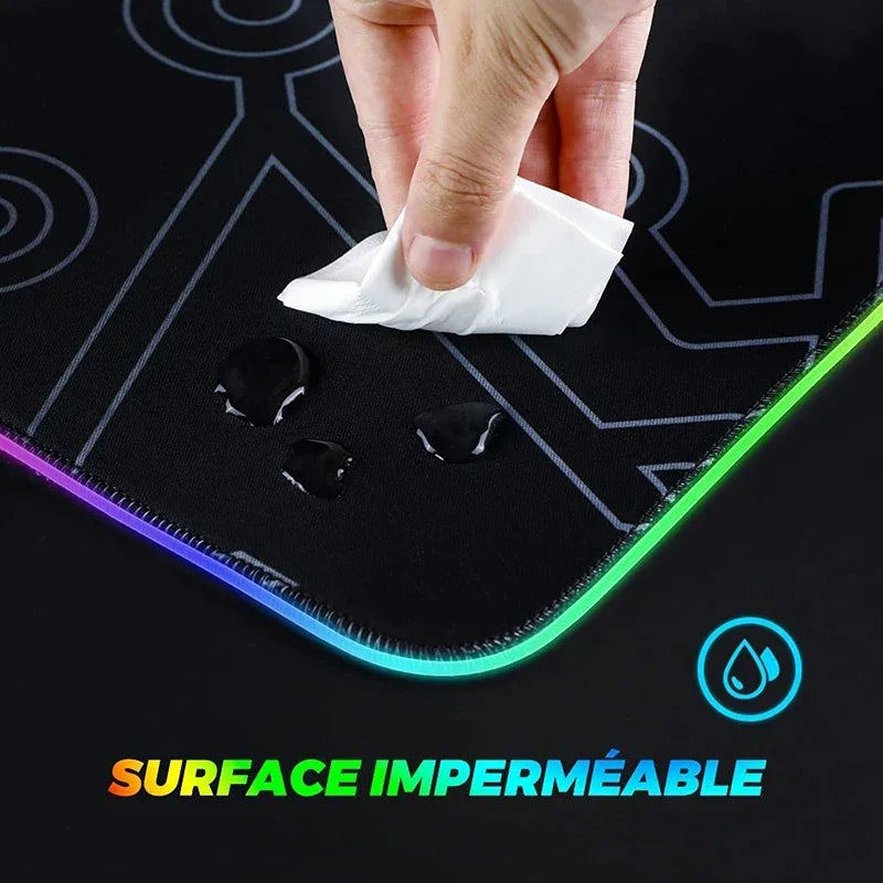 Tapis de souris gaming RGB noir pur antidérapant pour PC et portable, grand tapis pour clavier, tapis de bureau en caoutchouc avec LED pour jeux ou usage bureau.